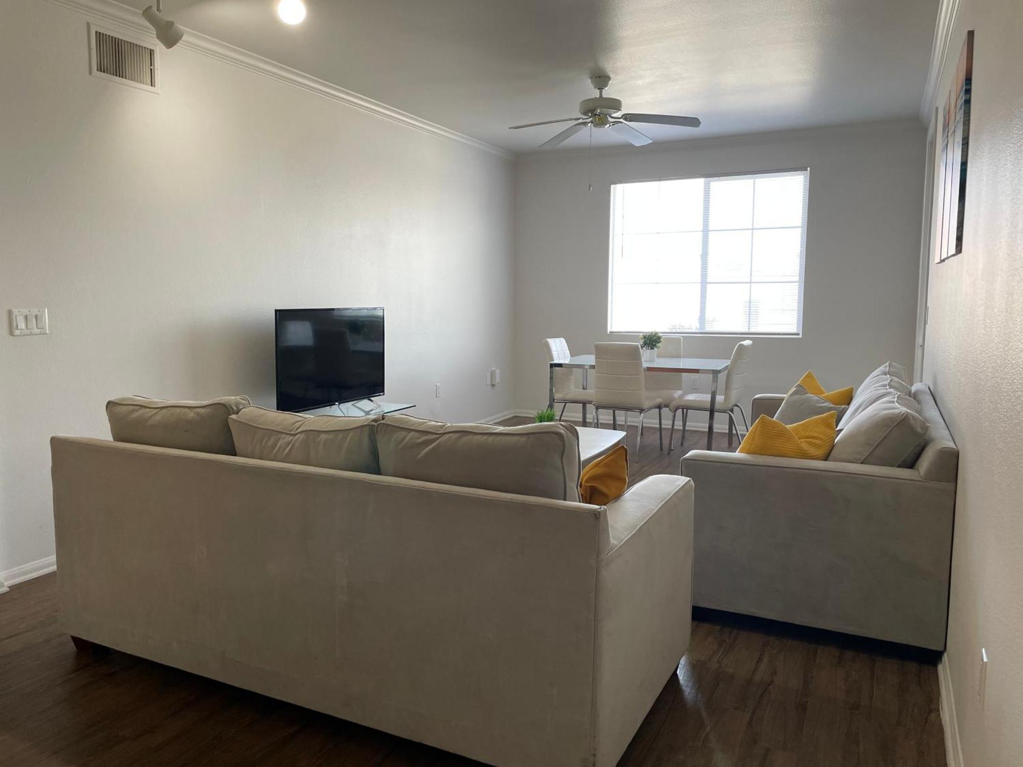 Two Bedroom Sleeps 6 With Free Parking Near Boating Apartment